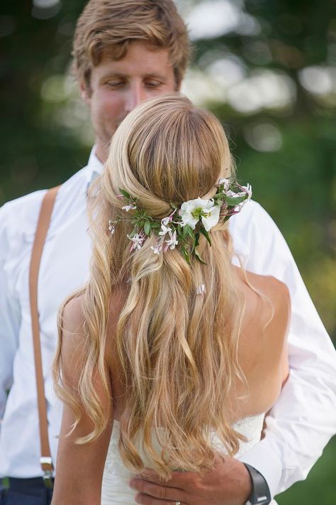 Summer Wedding Hair with loose waves and wild flowers White Wax Flower, Bridal Makeup Hairstyles, Wedding Bridal Makeup, Boho Wedding Bouquet, Bridal Makeup Wedding, Vermont Wedding, Wedding Hair Ideas, Bridal Wedding Hair, Satin Sash