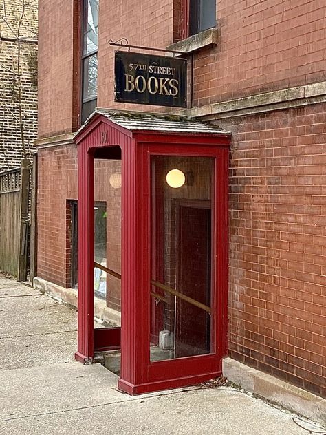 Unique Indie Bookstores in Chicago - The Chicago Good Life Living In Chicago Aesthetic, Chicago Bookstores, Chicago Weekend, Chicago Living, Chicago Aesthetic, Indie Bookstore, Cute Store, Small Basements, Chicago Shopping