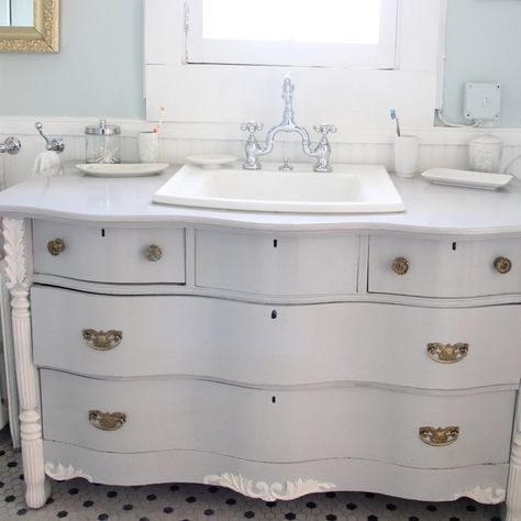 12 Astonishing DIY Bathroom Vanity Makeovers Chic Flooring, Diy Bathroom Vanity Makeover, Old Country House, Distressed Bathroom Vanity, Vanity Vintage, Old Country Houses, Cabin Bathroom, Vanity Makeover, Bathroom Makeovers