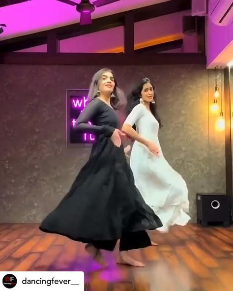 Indian Dance Dress, Dance Indian Bollywood, Indian Dance Moves, Kathak Dance Videos, Beautiful Dance Videos, Dance Choreography Videos Bollywood, Kathak Dance Dress, Kathak Bollywood, Kathak Outfits