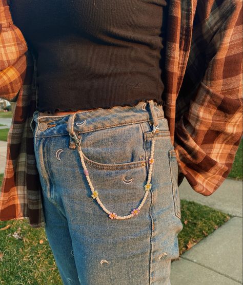 flowers 
indie
flower chain
boho
indie jewelry 
flower jewelry 
aesthetic jewelry 
jean chain Beaded Jeans Chain, Jean Chains Diy, Jeans Chain Diy, Beads On Jeans, Beaded Pants Chain, Chain On Jeans, Beaded Jeans, Chains Aesthetic, Jeans Chain