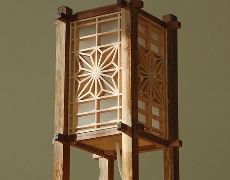 How to videos, Kumiko infill cuts on Behance Japanese Woodworking Projects, Woodworking Lamp, Japanese Lamps, Tea Cabinet, Table Lanterns, Japanese Joinery, Shoji Screen, Japanese Woodworking, Japanese Furniture