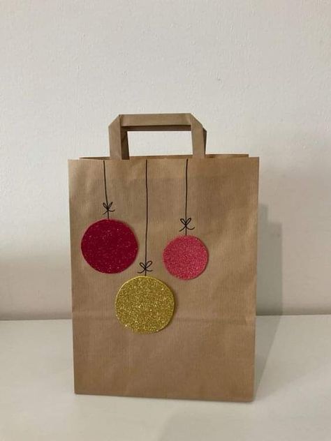 Decorating White Gift Bags For Christmas, Paper Bags Decoration Ideas, Christmas Bags Diy Paper, Handmade Christmas Gift Bags, Xmas Bags Ideas, Christmas Paper Bag Design, Diy Gift Bag Decoration Ideas, Paper Bag Wrapping Ideas, Paper Bag Christmas Gift Bags