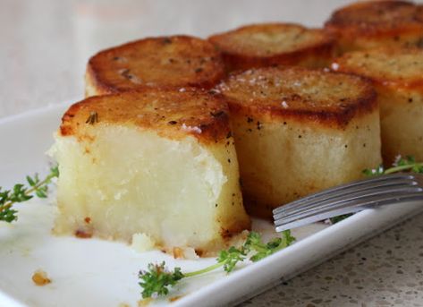 Fondant Potatoes from Chef John at Foodwishes. A bite will feel like pure velvet in your mouth. The rich texture that the potato creates while sizzling in the cast-iron skillet is heavenly:) Browned Potatoes, Chef John Food Wishes, Chef John Recipes, Buttered Cabbage, Potatoes Crispy, Fondant Potatoes, Chef John, Food Wishes, Impressive Recipes