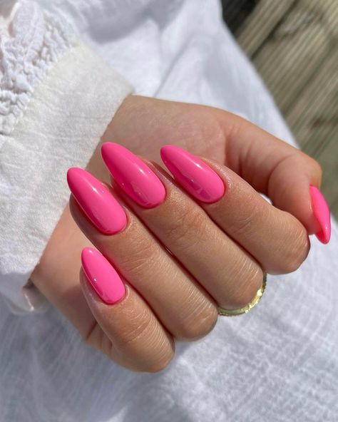 Classy Hot Pink Nails, Hot Pink Summer Nails Designs, Bright Pink Summer Nails, Cute Hot Pink Nails, Gang Nails, Hot Pink Almond Nails, Hot Pink Chrome Nails, Nails Ombre Pink, Hot Pink Nail Art