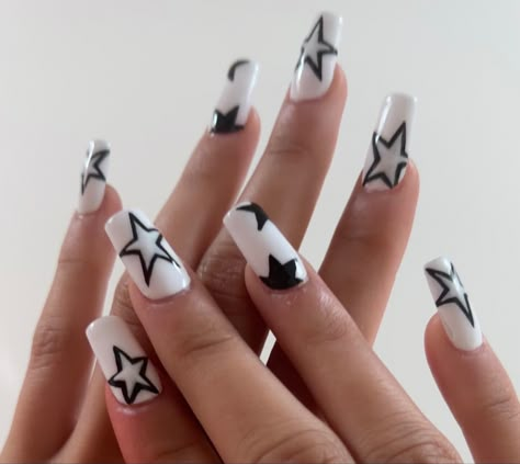 Black And White Stars Nails, Y2k Nails White And Black, White Nails Black Stars, Yk2 Nails Stars, Star Outline Nails, Star Nails Coffin, Star Nails White, Nail Ideas Stars, Simple Star Nails