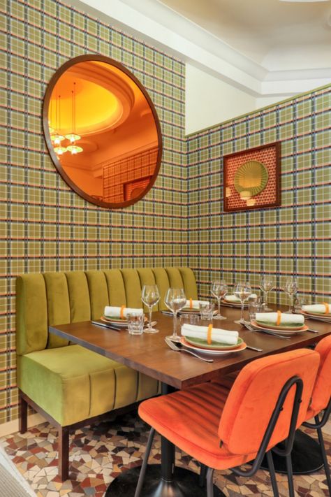 Are you participating in a corporate event at the Parc des Expositions in Paris ? We encourage you to discover this unique restaurant located right next door for a professional lunch. This restaurant with its immersive decor takes you back to the 70s 🍷 70s Restaurant Design, 70s Restaurant, Paris Bars, Back To The 70s, Restaurant In Paris, Banquet Seating, Outside Catering, Stair Lift, Guest Table