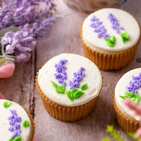 Birthday Cupcakes Easy Decorating Ideas, Spring Color Cupcakes, Pastel Cupcakes Aesthetic, Lavender Flower Cupcakes, Fun Birthday Cupcake Ideas, May Day Cupcakes, Aesthetic Flower Cupcakes, Cupcakes Decoration Summer, Lavender Cupcakes Decoration