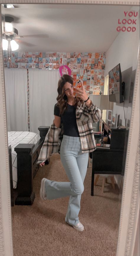 Flannel And Flare Jeans, Flare Jeans Outfit Platforms, White Platform Converse Outfit Jeans, Flares And Converse, Black Jeans White Converse Outfit, Flare Jeans Converse Outfit, White Converse Fall Outfit, Flared Jeans With Converse, High Top Converse Outfits White