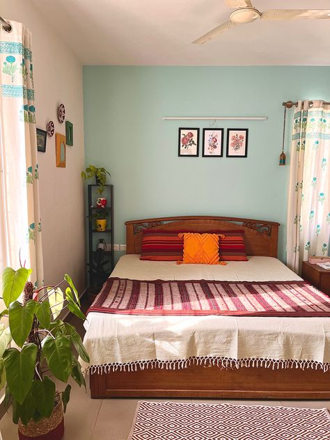 India Room Decor Indian Style, Bedroom Paint Ideas Indian, Indian Bedroom Colour Ideas, Indian Room Decor Ideas Bedroom, Simple Small Indian Bedroom Ideas, Parents Room Ideas, Colourful Bedroom Aesthetic, Small Indian Bedroom Decor, Indian Bedroom Design