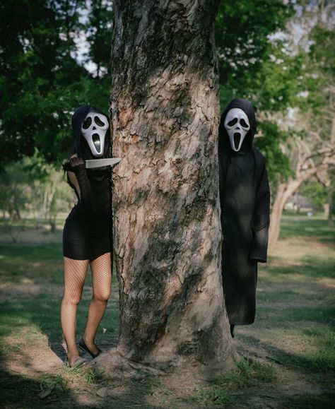 Halloween costume Scream Picture Couple, Ghost Face Family Photoshoot, Couple Halloween Costumes Scream, Scream Costume Aesthetic, Scream Mask Couple Photoshoot, Scream Mask Photoshoot Friends, Ghostface Photoshoot Friends, Halloween Couple Photoshoot Ideas, Ghost Face Photoshoot Couple