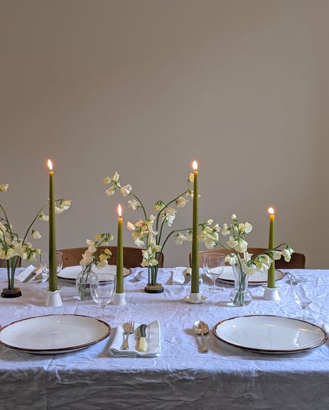 Green And White Party, Minimal Table Setting, Candles And Flowers, Dinner Party Table Settings, Simple Table Settings, Decoration Evenementielle, Dinner Party Table, Party Table Settings, Dinner Table Setting