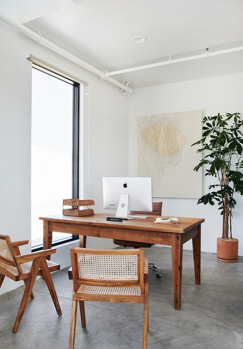 Minimalist Office Interior Design, Office Minimalist Design, Home Office Chic, Minimalist Office Space, Minimalist Office Design, Minimalistic Office, Blogger Office, Minimalist Office Desk, Office Goals