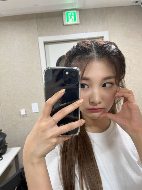 (From their Weverse) #minseo #wooah #kpop Iphone 13 Midnight Aesthetic, Iphone 13 Mirror Selfie, Iphone 13 Midnight, Iphone Mirror Selfie, Iphone Beauty, Beautiful Iphone Case, Apple Iphone Accessories, Produk Apple, Cool Tech Gadgets Electronics