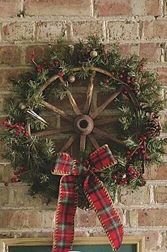 Holiday Christmas wreath wagon wheel Natal Country, Farmhouse Style Wreath, Country Christmas Decorations, Cowboy Christmas, Western Christmas, Wagon Wheel, Primitive Christmas, Exterior Door, Country Christmas