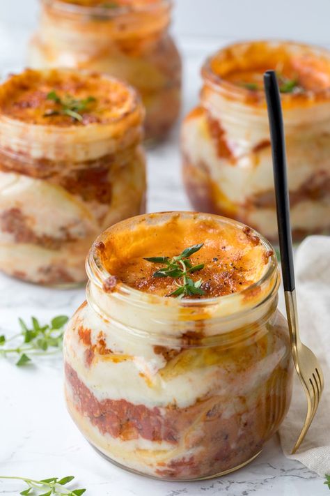 This Mason Jar Lasagna Recipe Is What Lunch Dreams Are Made Of | Brit + Co Mason Jar Lasagna, Appetizers In Mason Jars, Individual Soup In A Jar, Mason Jar Picnic Food, Meal In A Cup, Low Calorie Mason Jar Meals, Rice Mason Jar Meals, Noodle Mason Jar Recipes, Food In Jars Recipes