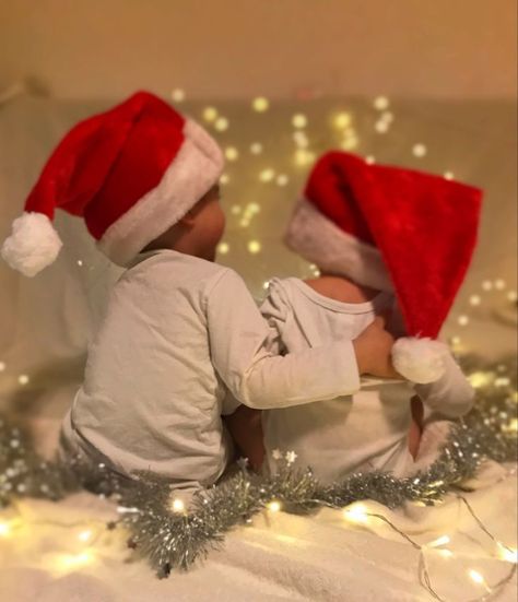 Sibling Santa Photo Outfits, Toddler And Baby Christmas Photos, Toddler Christmas Pictures, Sibling Christmas Pictures, Holiday Baby Pictures, Toddler Christmas Photos, Diy Christmas Photoshoot, Diy Christmas Pictures, Christmas Photos Outfits