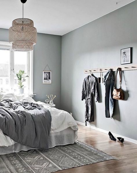 Cut the clutter! How to declutter your bedroom and keep it clutter-free Modern Scandinavian Bedroom Design, How To Declutter Your Bedroom, Modern Scandinavian Bedroom, Idea Bilik Tidur, Scandinavian Bedroom Decor, Reka Bentuk Bilik Tidur, Scandinavian Style Bedroom, Små Rum Lidt Plads, Hiasan Dalaman Rumah