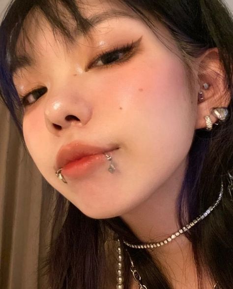 h on Twitter: "… " Bottom Lip Piercing Side, Snake Bite Piercing, Snakebites, Face Piercings, Piercings For Girls, Cool Piercings, Cute Piercings, Snake Bites, Eyebrow Piercing