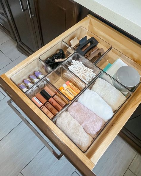 The Home Edit Bathroom, Home Edit Bathroom, Draw Organization, Bathroom Drawer Organization Ideas, Draw Organizer, Bathroom Drawing, Rangement Makeup, Bathroom Drawer Organization, Room Organization Bedroom