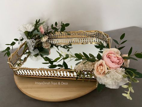 Shirni Tray, Engagement Plate, Dulang Hantaran Ideas, Ring Box Wedding Diy, Persian Weddings Sofreh Aghd, Dulang Hantaran, Wedding Gift Hampers, Flower Tray, Simple Wedding Decorations