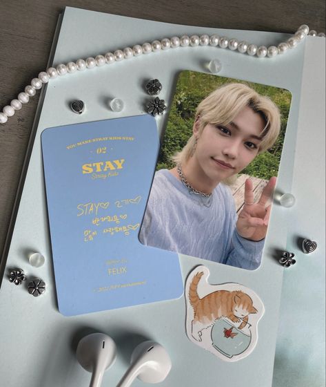 Photo Card Back Design Kpop, K Pop Photocards Aesthetic, Kpop Aesthetic Room Ideas Skz, Kpop Photocards Decoration, Photo Card Aesthetic, Photocard Design Ideas, Kpop Photocards Collection, Kpop Id Card, Kpop Photocards Aesthetic