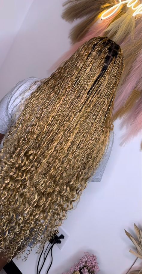 Honey Blonde Braids With Curls, Honey Blond Boho Knotless Braids, Honey Blonde Boho Braids, Blond Boho Braids, Brown And Blonde Goddess Braids, Blond Goddess Braids, Honey Blonde Boho Knotless Braids, Blonde Goddess Box Braids, Honey Blonde Goddess Braids