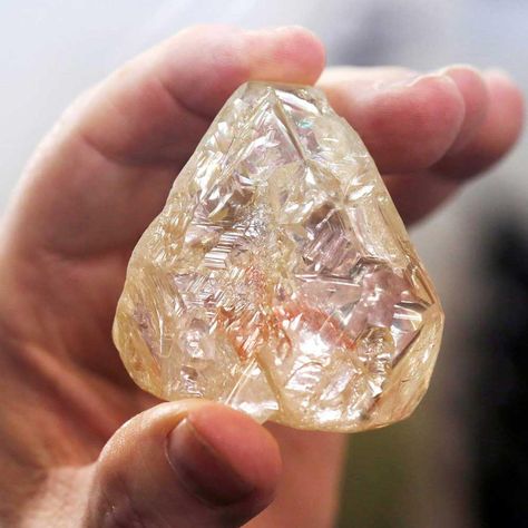 The 709-carat Peace Diamond offers hope for Sierra Leone | The Jewellery Editor Raw Gemstones Rocks, Graff Diamonds, Flawless Diamond, Minerals And Gemstones, Rocks And Gems, Uncut Diamond, Raw Diamond, Rough Diamond, Raw Gemstones