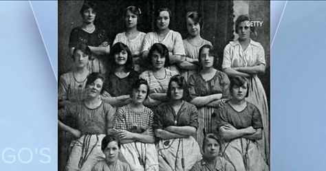 There’s a Ghost Among These Women. Do You See It? Creepy Old Pictures, Images Terrifiantes, Paranormal Photos, Ghost Sightings, Real Haunted Houses, Haunting Photos, Creepy Vintage, Creepy Stuff, Real Ghosts