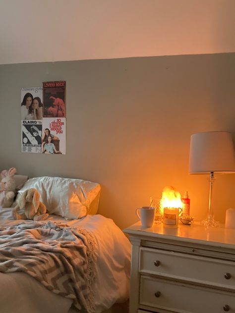 Girl Room Aesthetic, Downtown Girl Room, Bedroom Aesthetic Wall, Room Bedroom Aesthetic, Loft Beds For Teens, Gilmore Girls Aesthetic, Aesthetic Downtown Girl, Future Bedroom Ideas, Aesthetic Downtown