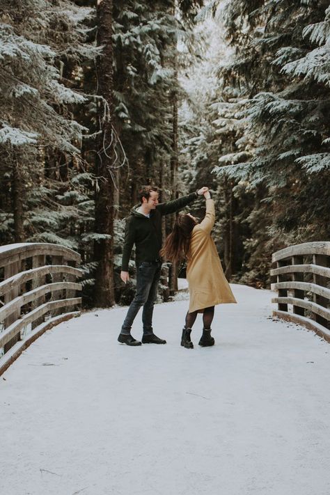 Winter Woods Engagement Photos, Christmas Engagement Photos, Winter Couple Pictures, Couple Photography Winter, Winter Engagement Photos Outfits, Snow Engagement Photos, Christmas Couple Photos, Winter Engagement Pictures, Forest Engagement Photos