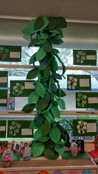 GIANT Paper Bean Stalk Jack And The Beanstalk Decorations Ideas, Bean Stalk Craft, Jack And The Beanstalk Decorations, Enchanted Forest Book Fair, Giant Book Prop Diy, Beanstalk Craft, Fairytale Classroom, Jack And The Bean Stalk, School Library Book Displays