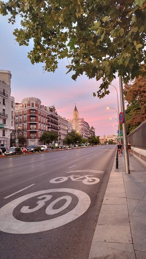 Sunset view from the Retiro park Madrid Spain Aesthetic, Spain Life, Madrid Aesthetic, Retiro Park, Spain Aesthetic, Madrid City, Backpacking Europe, Sunset View, Sunset Pictures