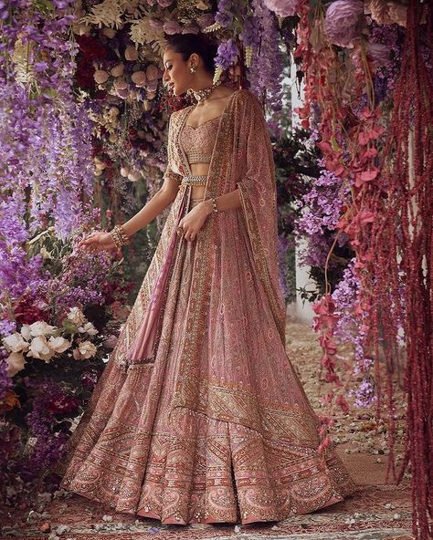 Tarun Tahiliani (@taruntahiliani) • Instagram photos and videos Dupatta Photography, Lehenga For Bride's Sister, Tarun Tahiliani Bridal, Draping Styles, Indian Wedding Gowns, Sangeet Outfit, Desi Wedding Dresses, Wedding Lehenga Designs, Lehenga Designs Simple