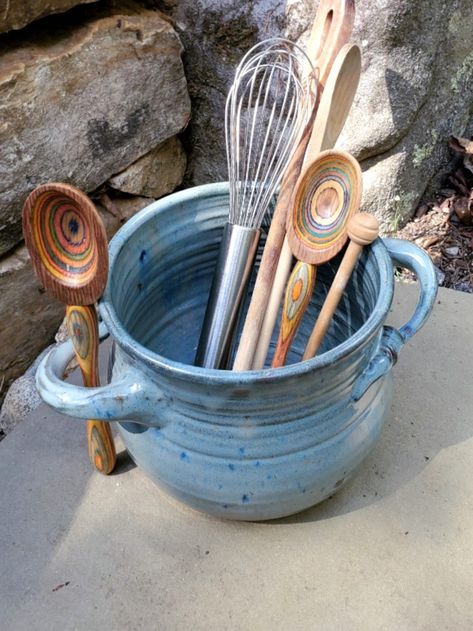 Wheel Thrown Pots, Clay Utensil Holder, Easy Pottery Wheel Projects, Eclectic Pottery, Small Pottery Ideas, Pottery Ideas Handbuilt, Pottery Throwing Ideas, Beginner Pottery Wheel Projects, Handbuilding Pottery Ideas