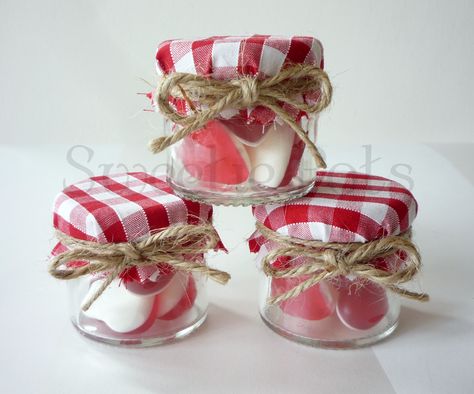 Mini Jam Jar favours Jam Jar Party Favors, Small Jam Jars Ideas, Mini Jam Jars Ideas, Mini Jelly Jars, Mini Bonne Maman Jars Ideas, Mini Jam Jar Crafts, Stampin Up Mini Jam Jars, Mini Jar Gift Ideas, Jam Jar Decorations Ideas