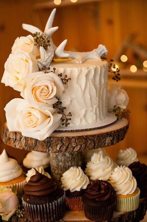 Western Wedding Cakes, Buffet Dessert, Antler Wedding, Country Wedding Cakes, Cake And Cupcakes, Baby Owl, Wedding Cake Rustic, Rustic Wedding Cake, Wedding Cakes With Cupcakes