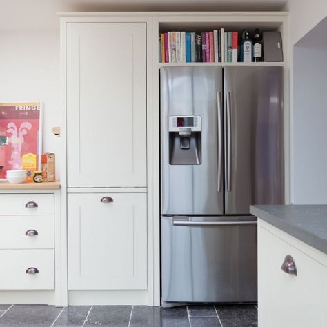 Classic kitchen with American-style fridge-freezer American Style Kitchen, Ikea Built In, American Style Fridge Freezer, American Fridge, Country Kitchen Designs, American Fridge Freezers, Kitchen Fridges, Freestanding Fridge, Ideas Ikea