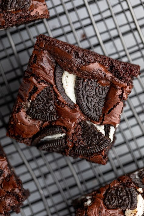 The BEST Oreo Brownies Recipe - Confessions of a Baking Queen Brownies Con Toppings, Brownie Photos, Brownie Photography, Oreo Brownies Recipe, Gourmet Brownies, Brownie Gourmet, Brownie Oreo, Oreo Brownie, Chocolate Photos