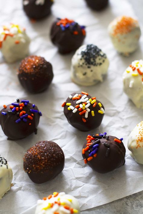 Halloween Brownie Truffles | www.girlversusdough.com @girlversusdough #girlversusdough Feet Loaf Recipe, Spooky Halloween Recipes, Halloween Cheese Ball, Halloween Treat Recipes, Halloween Truffles, Halloween Brownie, Recipes For Kids To Make, Halloween Sandwiches, Cake Batter Fudge