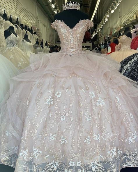 Quinceanera Pink Theme, Pink And Gold Quinceanera Dress, Rose Gold Quince Dress, Quincenera Invitations, Gold Quince Dress, 18th Debut, Rose Gold Quince, Green Quinceanera Dresses, Sweet 15 Party Ideas Quinceanera