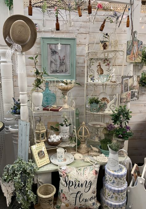 Garden Booth Display Ideas, Spring Vendor Booth Ideas, Outdoor Boutique Display Ideas, Spring Booth Display Ideas, Antique Booth Ideas Staging, Vintage Markets Display, Booth Display Ideas Diy, Booth Display Ideas, Vintage Market Booth