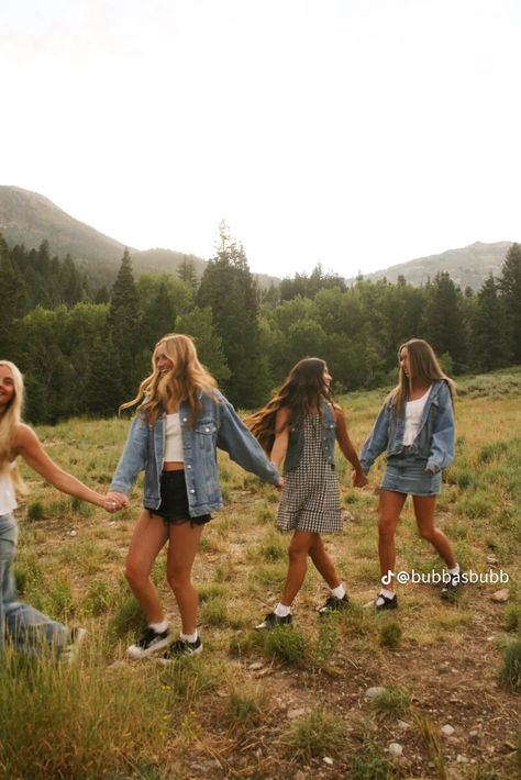 Best Friend Photoshoot Outfit Ideas, Senior Rep Photoshoot, Sorority Photoshoot Ideas, Senior Pictures With Friends, Colorado Photoshoot, Friend Senior Pictures, Homecoming Pics, Sorority Photoshoot, Hoco Poses