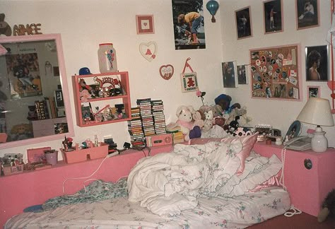 teenage bedroom 90s Bedroom, 80s Room, 80s Bedroom, Teen Girl Bedroom, Room Goals, Aesthetic Rooms, Teenage Bedroom, Pretty Room