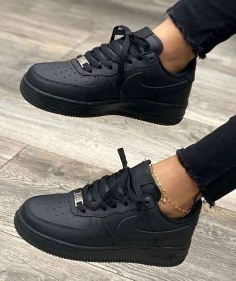 Air Force Noir, Air Force 1 Noir, Kasut Pengantin, Nike Air Force Black, Nike Shoes Photo, Girls Shoes Teenage, Mode Adidas, Casual Shoes Women Sneakers, Black Shoes Sneakers