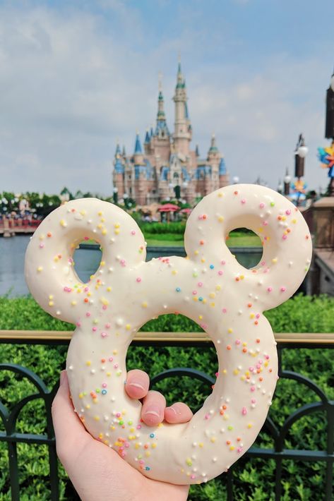 Mickey Donut Best Disneyland Food, Disney Sweets, Dunia Disney, Disney Mignon, Disney Desserts, Disney Cute, Restaurants In Paris, Disneyland Food, Disney Treats