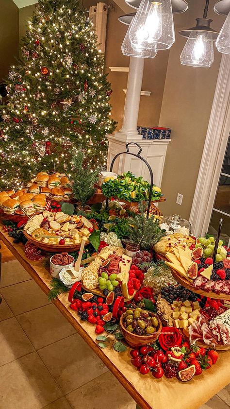 Now THIS is how you throw a Christmas party! #christmasgrazingtable #christmasgraze #xmasgraze #grazingtable #charcuterie… | Instagram