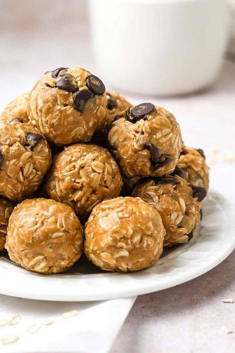 These vegan 3-ingredient peanut butter oatmeal balls are so easy to make with a few healthy, simple ingredients. They are completely vegan, gluten-free, and naturally sweetened. Plus, they taste absolutely delicious and make a perfect morning snack, post-workout fuel, or midday work treat. Every time I bring these oatmeal balls to a party or event, they are gone so quickly. Both kids and adults LOVE these convenient treats! The mix-in options are endless. Enjoy this healthy treat without honey! High Protein Snacks On The Go, Peanut Butter Oatmeal Balls, Oatmeal Balls, Cold Snack, Healthy High Protein Snacks, Peanut Butter Oatmeal Bars, Picnic Snacks, Morning Snack, Peanut Butter Oatmeal