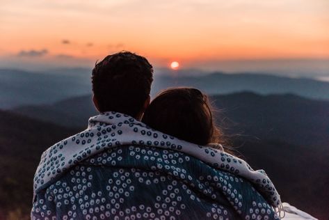 Couples In Blanket, Mountain Romance Aesthetic, Couple Wrapped In Blanket, Sunrise Wedding Ideas, Couple In Blanket, Sunrise Couple Pictures, Mountain Couple Aesthetic, Couple Watching Sunrise, Sunrise Couple Photography