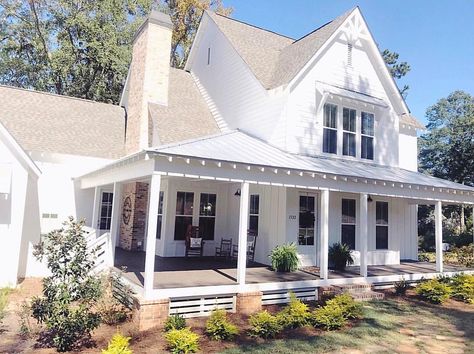 Modern Farmhouse Porch, Dream Farmhouse, Porch House Plans, Farmhouse Front Porches, Farmhouse Front, Traditional Farmhouse, White Farmhouse, Farmhouse Cottage, Metal Building Homes